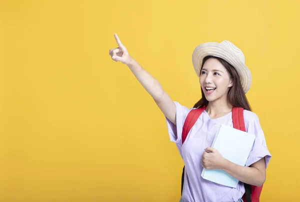 Jeune asiatique fille étudiant tenant le livre et pointant — Photo