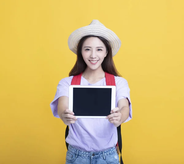 Студентська дівчина показує планшетний комп'ютер ізольовано — стокове фото