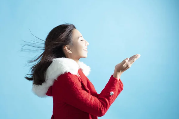 Πλευρική όψη της νεαρής όμορφη γυναίκα με τα χειμερινά ρούχα — Φωτογραφία Αρχείου