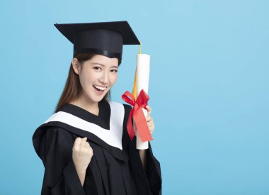 Mutlu asyalı kadın lisansüstü öğrenci diploma izole tutan