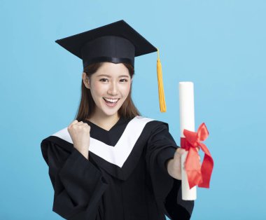 Mutlu asyalı kadın lisansüstü öğrenci diploma izole tutan