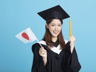 Mutlu asya kadın lisansüstü öğrenci Japonya bayrağı gösteren