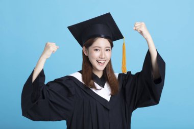 Mutlu asyalı kadın lisansüstü öğrenci izole