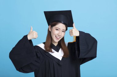 Mutlu asyalı kadın lisansüstü öğrenci izole