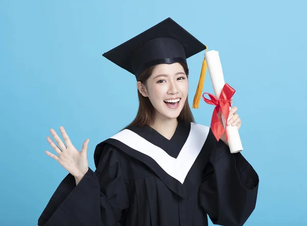 Feliz ásia mulher pós-graduação estudante segurando diploma isolado — Fotografia de Stock