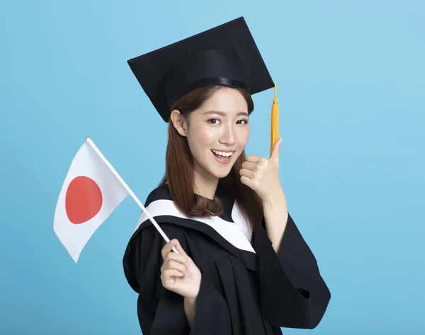 Feliz ásia mulher graduado estudante mostrando o japão bandeira — Fotografia de Stock