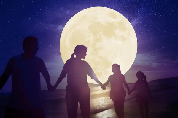 Famille marchant sur la plage et regardant la lune.Célébrer Mid autu — Photo