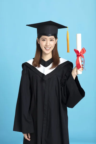 Feliz ásia mulher pós-graduação estudante segurando diploma isolado — Fotografia de Stock