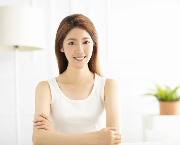 Close-up sorrindo jovem mulher asiática na sala de estar — Fotografia de Stock