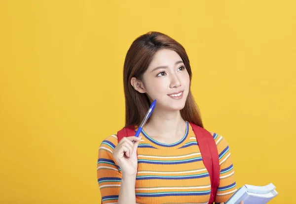 Porträtt av vackra asiatiska student Holding Books — Stockfoto