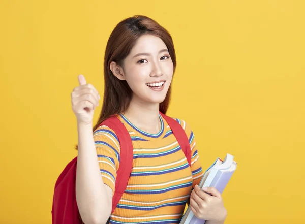 Porträtt av vackra asiatiska student Holding Books — Stockfoto