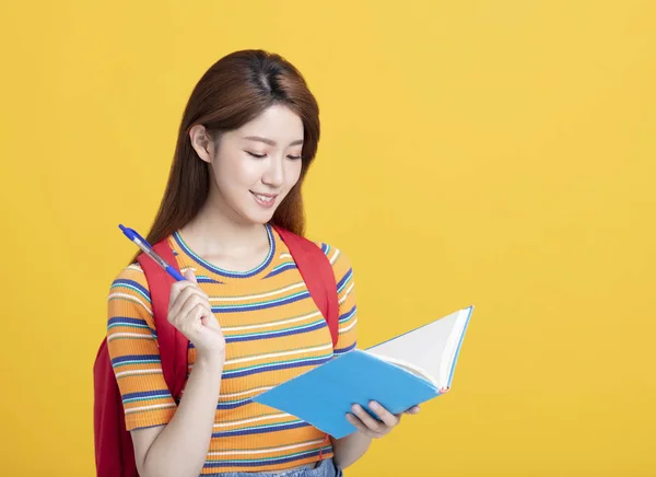 Retrato de hermosa asiática estudiante estudiando — Foto de Stock