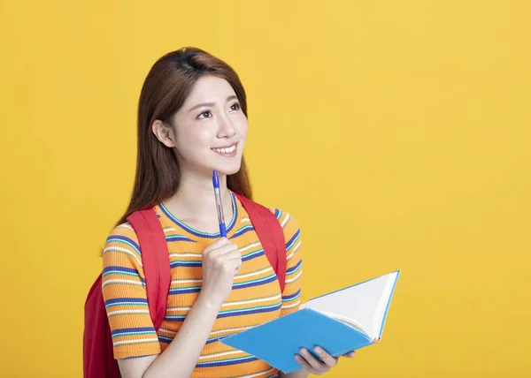 Portret van de mooie Aziatische student studeren en denken — Stockfoto