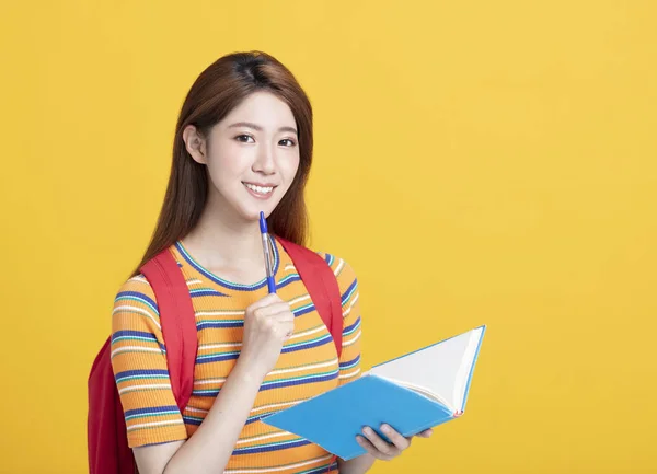 Retrato de hermosa asiática estudiante estudiando y pensando — Foto de Stock