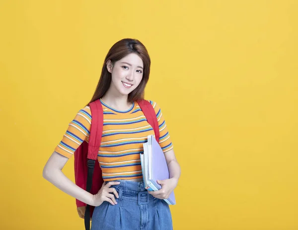 Piękne Azji młody student trzyma książki — Zdjęcie stockowe