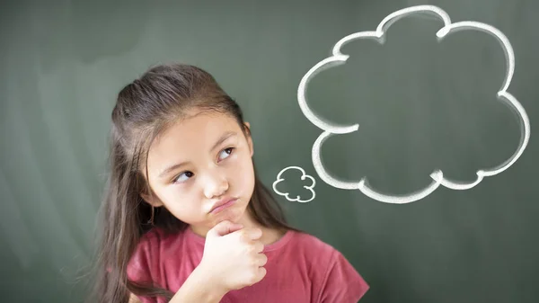 思考バブルで黒板に立つ小さな女の子 — ストック写真