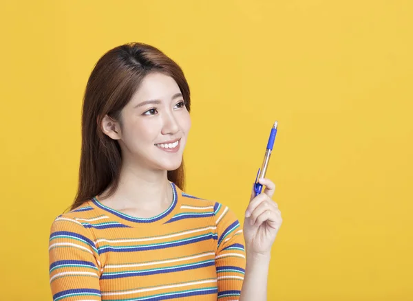 Retrato de hermosa asiática estudiante estudiando y pensando — Foto de Stock