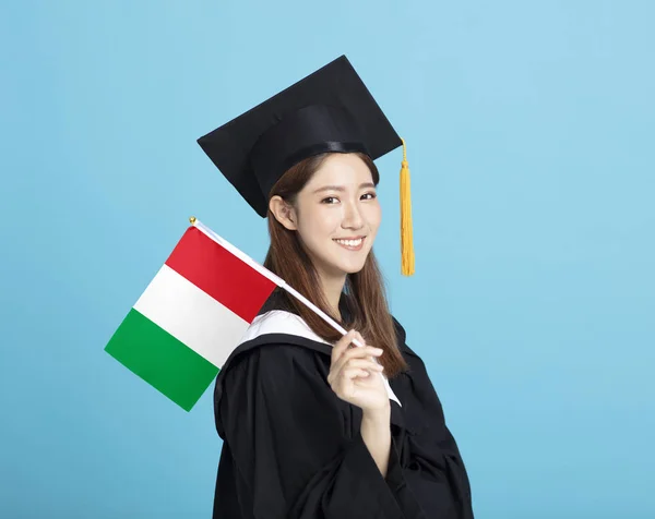 Boldog fiatal női Ballagási hallgató, amely bemutatja az olasz zászló — Stock Fotó