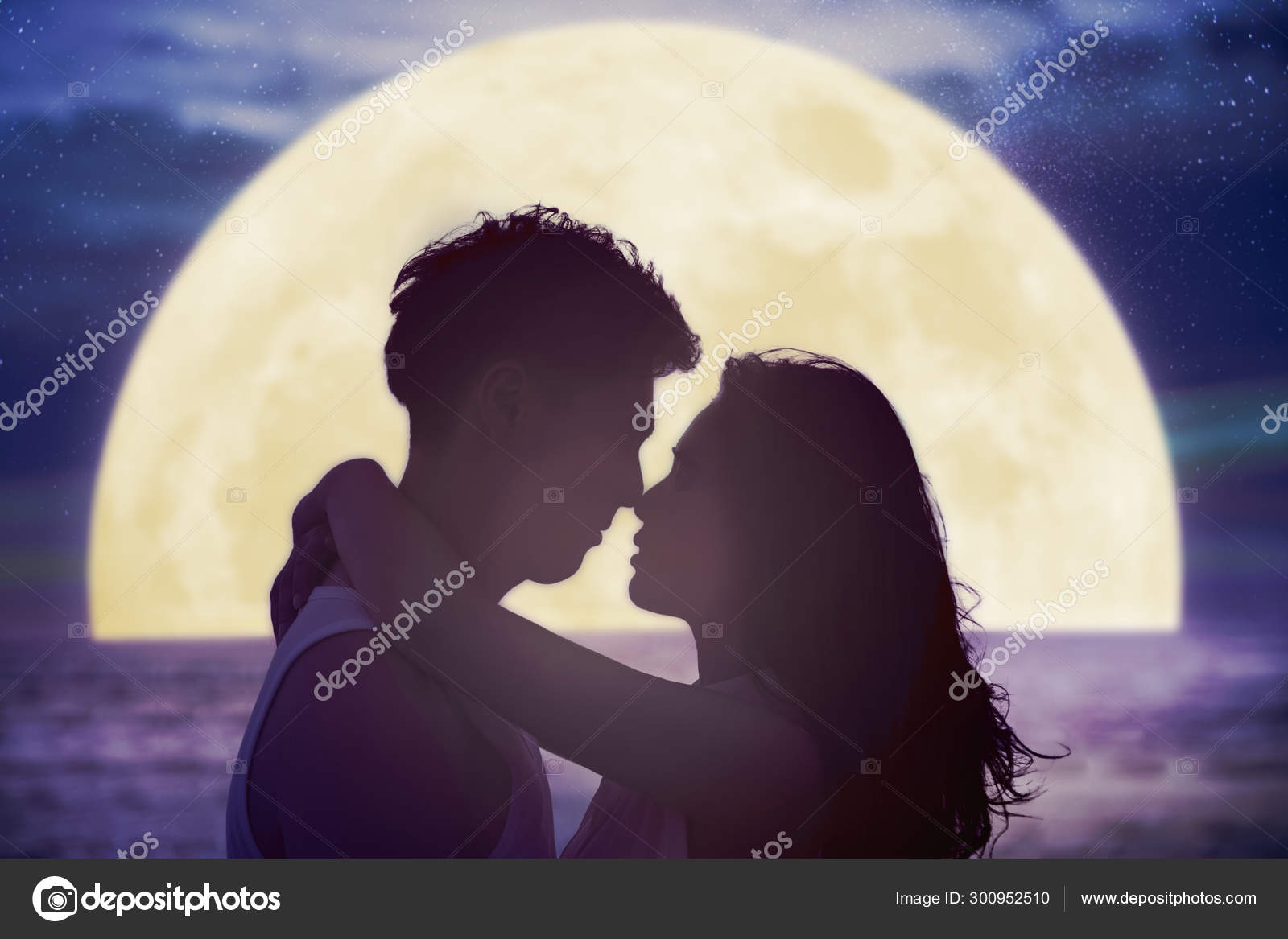 Pareja luna fotos de stock, imágenes de Pareja luna sin royalties |  Depositphotos