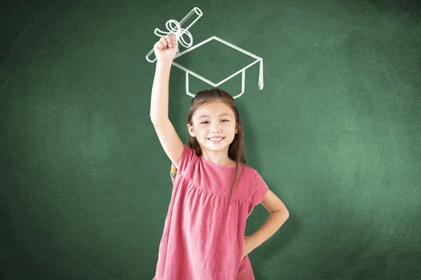 Glückliche kleine Studentin mit Abschlusskonzepten — Stockfoto