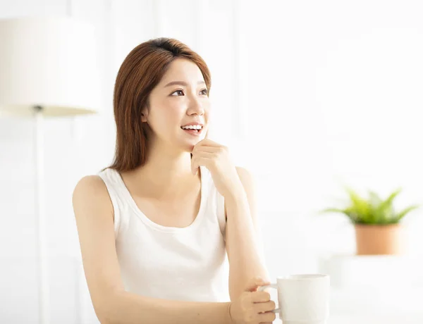 Close-up sorrindo jovem mulher asiática na sala de estar — Fotografia de Stock