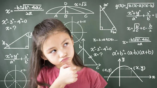 Holčička přemýšlela o Matematicko-problémech — Stock fotografie
