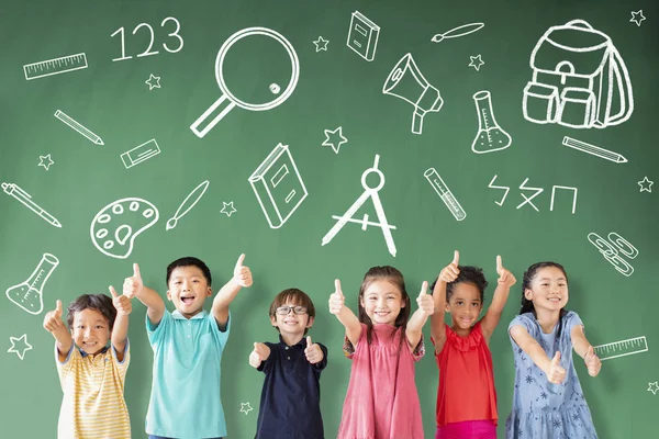 Feliz grupo multi-étnico de crianças da escola em pé na sala de aula — Fotografia de Stock