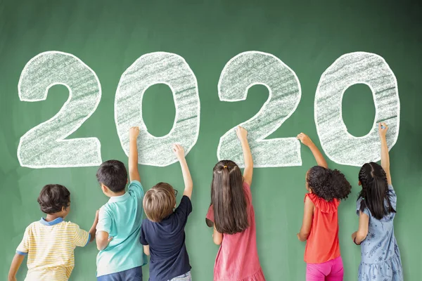 Dzieci w szkole rysunek 2020 nowy rok na tablica — Zdjęcie stockowe