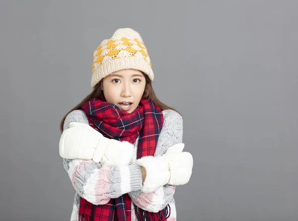 겨울 옷을 입은 아름다운 여인 — 스톡 사진