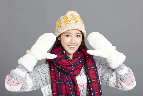 Junge schöne Frau in Winterkleidung — Stockfoto