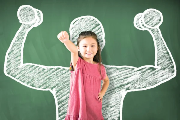 黒板と強い勝者のコンセプに立つ小さな女の子 — ストック写真