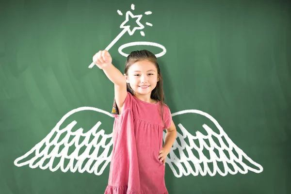 Kleines Mädchen gegen Kreidetafel und Zauberkonzept — Stockfoto