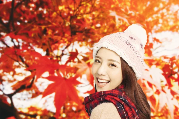 Asiatique jeune femme avec automne feuilles fond — Photo