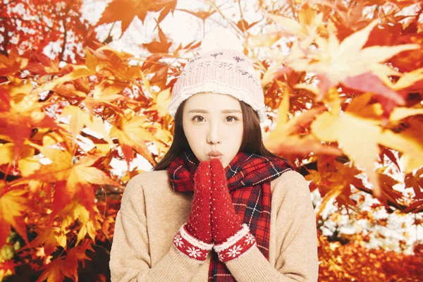 Asiatische junge Frau mit Herbstblättern Hintergrund — Stockfoto