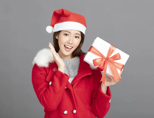 Fiatal Beautiful nő a téli ruhákat bemutató karácsonyi ajándék — Stock Fotó
