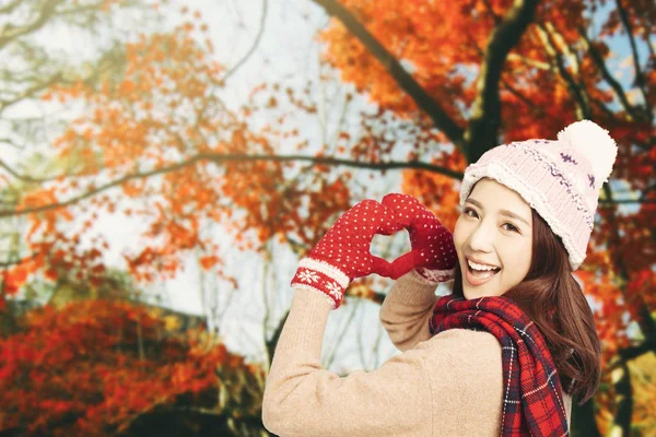 Ásia jovem mulher com outono folhas fundo — Fotografia de Stock