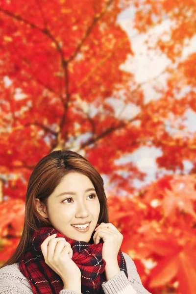 Asiatische junge Frau mit Herbstblättern Hintergrund — Stockfoto
