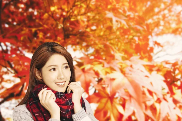 Asiatique jeune femme avec automne feuilles fond — Photo