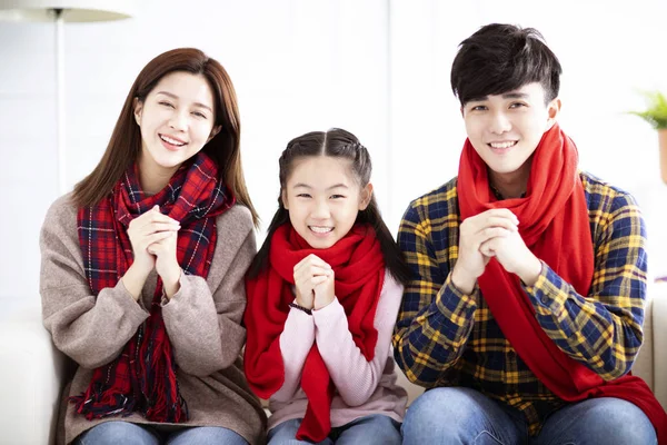 Feliz asiático familia con felicitación gesto para china nuevo y — Foto de Stock