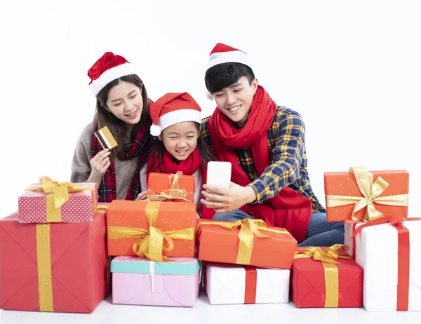 Glücklich Familie einkaufen Weihnachtsgeschenk per Smartphone — Stockfoto