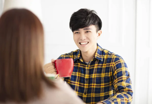 Gelukkig jong stel praten en lachen, het drinken van thee. — Stockfoto