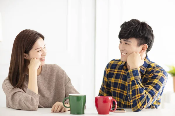 Šťastný mladý pár mluví a směje se, pije čaj. — Stock fotografie