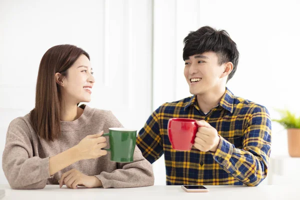 Feliz jovem casal falando e rindo, beber chá . — Fotografia de Stock