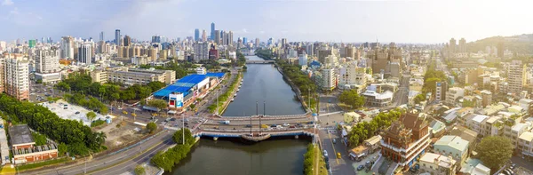 Luftaufnahme der Stadt Kaohsiung und des Flusses Liebe. taiwan. — Stockfoto