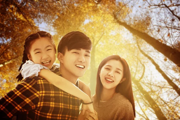 Gelukkige Aziatische familie met herfst bladeren achtergrond — Stockfoto