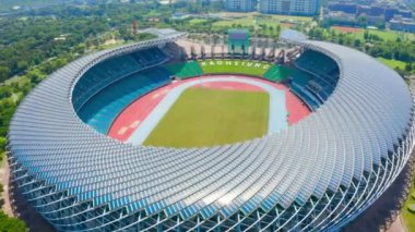 Kaohsiung Ulusal Stadyumu (Dünya Oyunları Stadyumu) havadan Görünümü. çatıda güneş paneli 