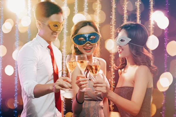 Šťastná mladá skupina oslavující nový rok a pití šampaňského na — Stock fotografie