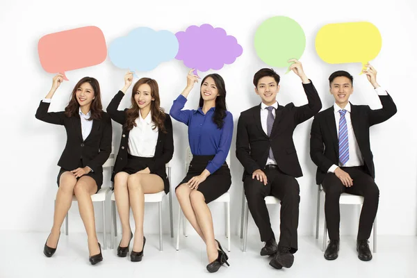 Grupa osób biznesowych z koncepcjami "rozmowa z chmurą" — Zdjęcie stockowe