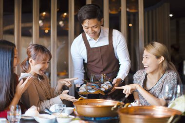 Mutlu garson deniz ürünleri getirmek ve re arkadaş grubu hizmet