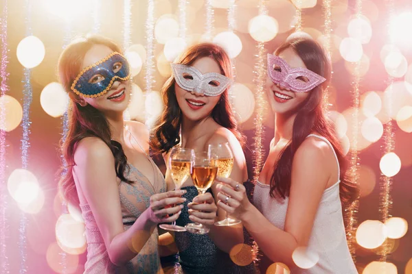 Felice giovane gruppo che celebra il nuovo anno e bere champagne su — Foto Stock